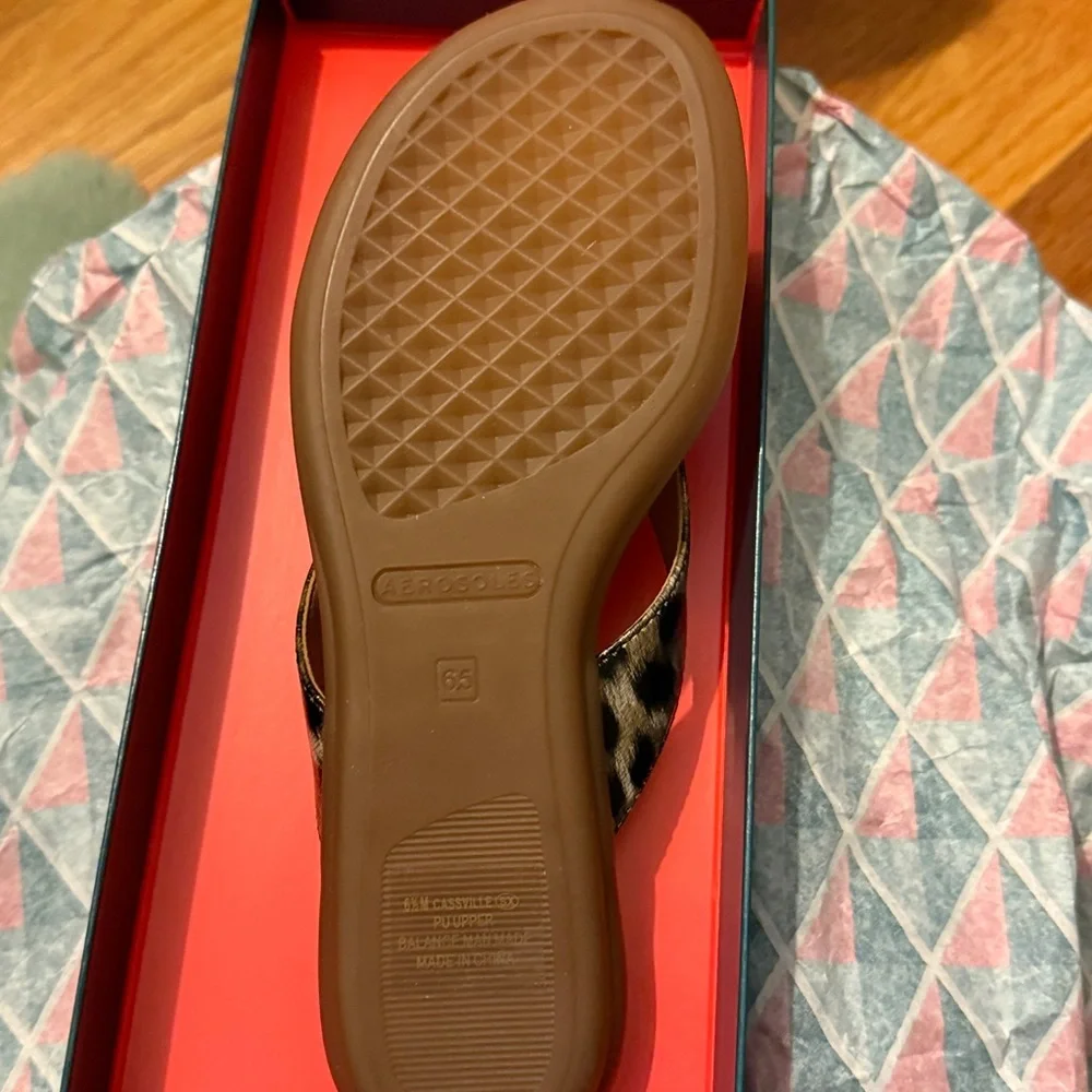 New in box AEROSOLES Leopard Print Flip Flops - Picture 4 of 8